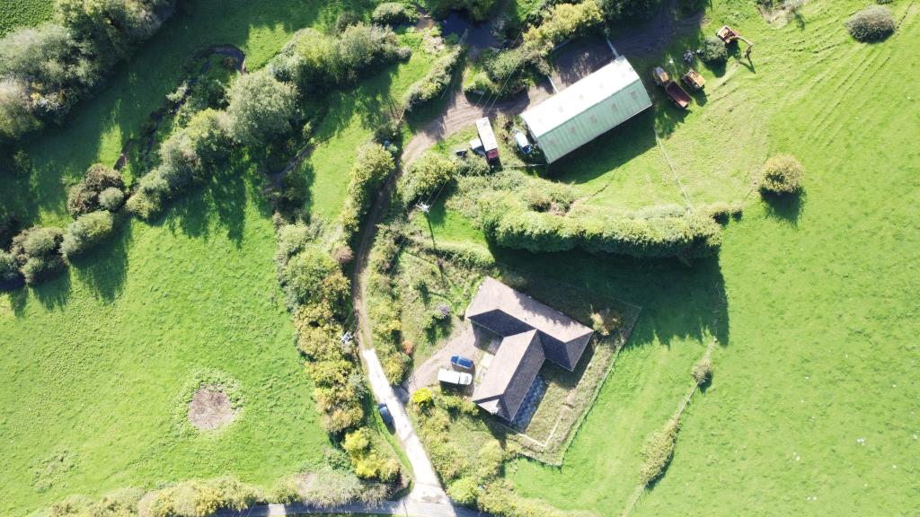 Lot: 26 - SMALL HOLDING OF APPROXIMATELY 86 ACRES OF PASTURE AND WOODLAND, DETACHED BUNGALOW PLUS TWO AGRICULTURAL BARNS - Overview of property and barn